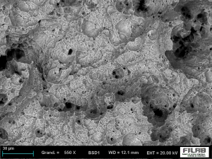 Analysis of fissures in metallic materials in a laboratory