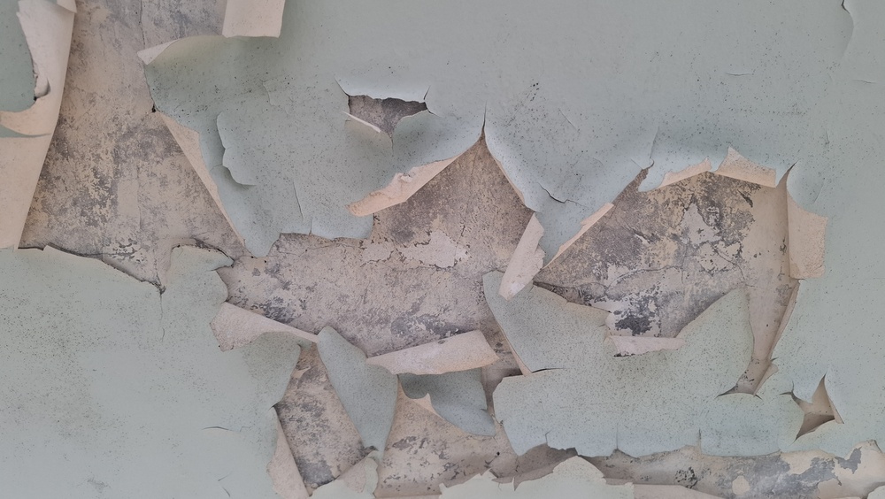 Close-up,Of,Peeling,Paint,And,Cracked,Wall,Texture,Revealing,Aged